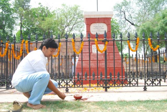 पानिपत युद्ध स्मारका समोर ज्योत प्रज्वलित करताना..