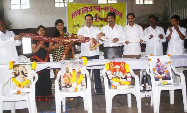 पवार साहेबांच्या जन्मदिवसानिमित्त आयोजित भव्य मराठा वधू-वर मेळाव्याचे शालू आणि उपरणे याची गाठ मारून उद्घाटन करताना..